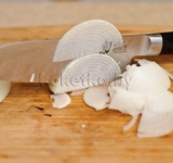 Тонкими полукольцами нарезаем лук.