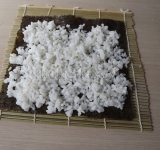 Затем выкладываем слой риса.