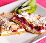 Готовый пирог достаем из духовки, даем остыть в течение часа, нарезаем на порции и подаем к столу. Приятного аппетита!
koketka.by/recepty/item/1335-pirog-s-vishnej-i-tvorogom