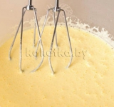 В глубокой миске взбиваем желтки, 1/3 стакана сахара, топленое сливочное масло, сметану и щепотку соли.