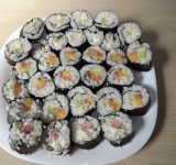 Аккуратно нарезаем рулеты на порции, раскладываем на декоративном блюде и подаем к столу! Приятного аппетита!
koketka.by/master-klass/item/1337-prigotovlenie-sushi-v-domashnikh-usloviyakh