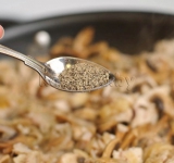 Добавляем пол чайной ложки молотого перца, все перемешиваем и выключаем огонь.