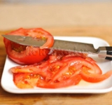 Тонко нарезаем помидоры.