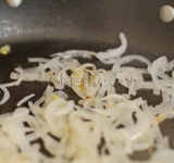 Нагреваем в большой сковороде растительное масло. Добавляем на сковороду лук и обжариваем до золотистого цвета. Солим.