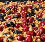 Выпекаем в предварительно разогретой духовке не более 45 минут, послеживая за пирогом, чтобы не сжечь безе.