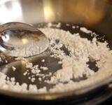 Нагреваем сковороду, добавляем столовую ложку муки и аккуратно ее перемешиваем.