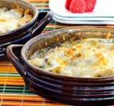 Выпекаем жульен до золотистости тертого сыра. Горшочки извлекаем из духовки и подаем блюдо к столу. Приятного аппетита!
koketka.by/recepty/item/1273-zhulen-s-kuritsej-i-gribami