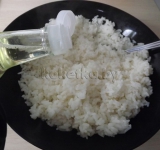 В рис добавляем специальный уксус для суши, чтобы он был более вкусным и рассыпчатым.