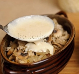 Обжаренные ингредиенты помещаем в глиняные горшочки. Равномерно выливаем соус в каждый горшочек.