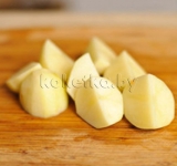 Картофель разрезаем на четвертинки.