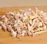 Тонко измельчаем куриное филе.