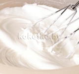 В небольшой миске перемешиваем творог с 1/3 стаканом сахара до однородной массы и ставим миску в холодильник. В средней миске взбиваем белки по 1 ст. ложке добавляем оставшийся сахар, взбивая безе до устойчивых пиков.