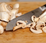 Промываем грибы, высушиваем, а затем нарезаем на небольшие кусочки.