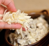 Посыпаем тертым сыром и приправляем перцем.