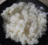 Готовый рис откидываем на сито, и промываем холодной водой.