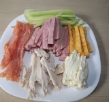 Готовим начинку. Причем здесь может быть полный полет вашей фантазии. Все ингредиенты для начинки (сыр, сычужный сыр, отварную грудку, красную рыбу, огурец, ветчину) нарезаем удлиненной соломкой.