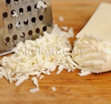 Трем на крупную терку сыр.