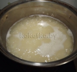 Отвариваем рис в подсоленной воде до полной готовности.