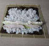 Начиняем роллы различными сочетаниями начинки: плавленый сыр, огурец, куриная грудка.