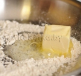 Когда мука слегка пожелтеет, добавляем сливочное масло и растапливаем его при постоянном помешивании.