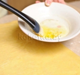 Смазываем тесто растопленным сливочным маслом.