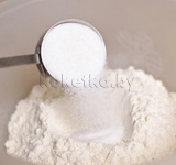 Перемешиваем 2 чашки муки, сахар, дрожжи и соль и отставляем в сторону.