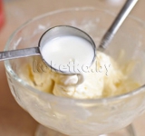 В неглубокой миске с помощью резинового шпателя перемешиваем сливочный сыр и сахар, добавляем молоко и лимонный сок. Перемешиваем массу до гладкой однородной консистенции.