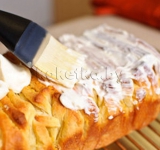 Ставим форму с тестом в предварительно разогретую духовку и выпекаем до готовности. Готовый кекс остужаем 10-15 минут. При помощи кисти намазываем кекс глазурью и подаем к столу.