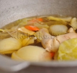 Доводим раствор до кипения, затем уменьшаем огонь и продолжаем томить до готовности ингредиентов.