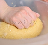 Тесто должно получиться мягким, но не липким. Вымешиваем тесто руками, затем выкладываем в большую миску, накрываем пищевой пленкой и даем подняться 45-60 минут. Нажимаем на тесто кончиком пальца, если отступ остался, то тесто готово для следующего шага.