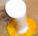 В небольшой миске перемешиваем сахар и цедру.