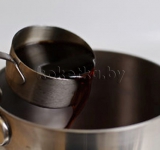 Утром, отделяем потроха от остальных ингредиентов. Отмеряем 2 чашки бульона в кастрюлю с потрохами и доводим до кипения. Тем временем, перемешиваем крахмал с 1/5 стаканом воды и окладываем в сторону. Добавляем Терияки, соевый соус, сахар в слегка кипящий бульон, все хорошо перемешиваем и убавляем огонь до среднего.