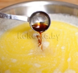 Снимаем массу с огня, добавляем в воду и отставляем в сторону, пока смесь немного не остынет, затем добавляем ванильный экстракт.