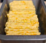 Выкладываем стопки из теста в форму для выпечки. Накрываем форму пищевой пленкой и даем тесту подняться в течение 30-50 минут.