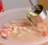 Заливаем в контейнер Херес или его заменитель.