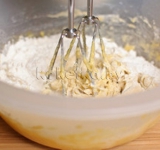 Перемешиваем тесто на низкой скорости, пока оно не станет однородным и гладким.