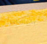 Нарезаем тесто поперек на 5 полосок по 6-10 см каждая. На полоску выкладываем цедру.