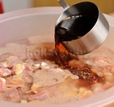 Добавляем так же пропущенный через пресс чеснок, масло и соевый соус.