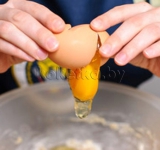 Добавляем по одному яйцу, перемешивая массу миксером каждый раз.