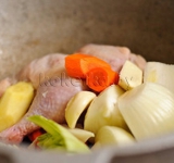 Готовим отвар, для этого в большой емкости перемешиваем все ингредиенты для отвара.