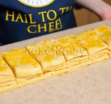 Нарезаем кекс на небольшие стопки в 5-6 см шириной.