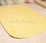 Смазываем форму для выпечки маслом. На просыпанной мукой рабочей поверхности раскатываем тесто в прямоугольник 40 на 20 см.