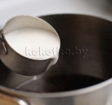 Добавляем крахмал, чтобы соус стал гуще. Перемешиваем соус, чтобы не было комочков. Ждем 30 секунд чтобы крахмал впитался и снимаем соус с огня.