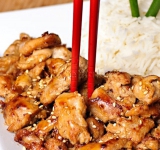 Готовую курицу выкладываем на тарелки, поливаем соусом и подаем к столу вместе с рисом и овощами, приготовленными на пару. Приятного аппетита!
koketka.by/recepty/item/1261-kuritsa-v-souse-teriyaki