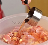 Добавляем в контейнер с курицей воду.