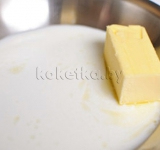 В небольшой кастрюле нагреваем молоко и масло, до тех пор, пока масло не растает.