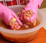 Надеваем перчатки и интенсивно и длительно (15-20 минут) перемешиваем все ингредиенты.