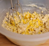 Взбиваем массу миксером.