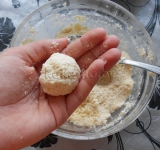 Формируем круглую конфету вокруг орешка.