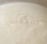 Добавляем в лук стакан молока, закрываем кастрюлю и варим на среднем огне до готовности лука.